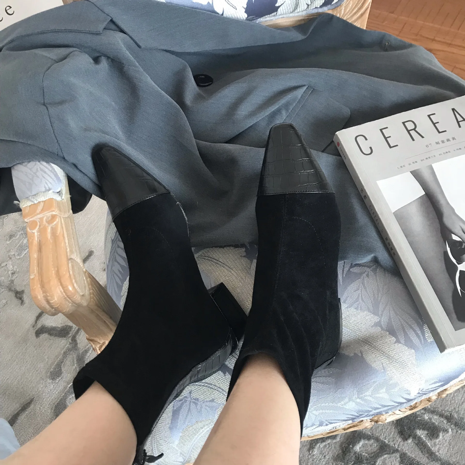 

2019 South Korea Small Square Head Spell Crocodile Pattern Fashion Short Super Slimming Online Celebrity Velvet Material Boots