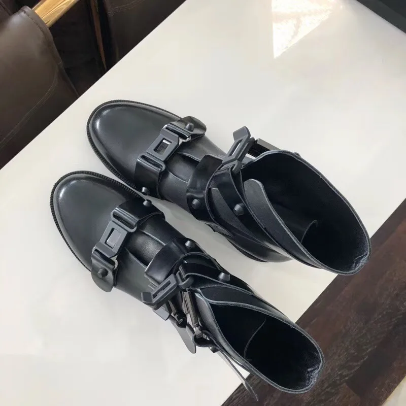 Женские мотоциклетные ботинки в стиле панк-рок; zapatos De Mujer; черные женские ботильоны с пряжкой и ремешком; женская обувь на плоской платформе с круглым носком