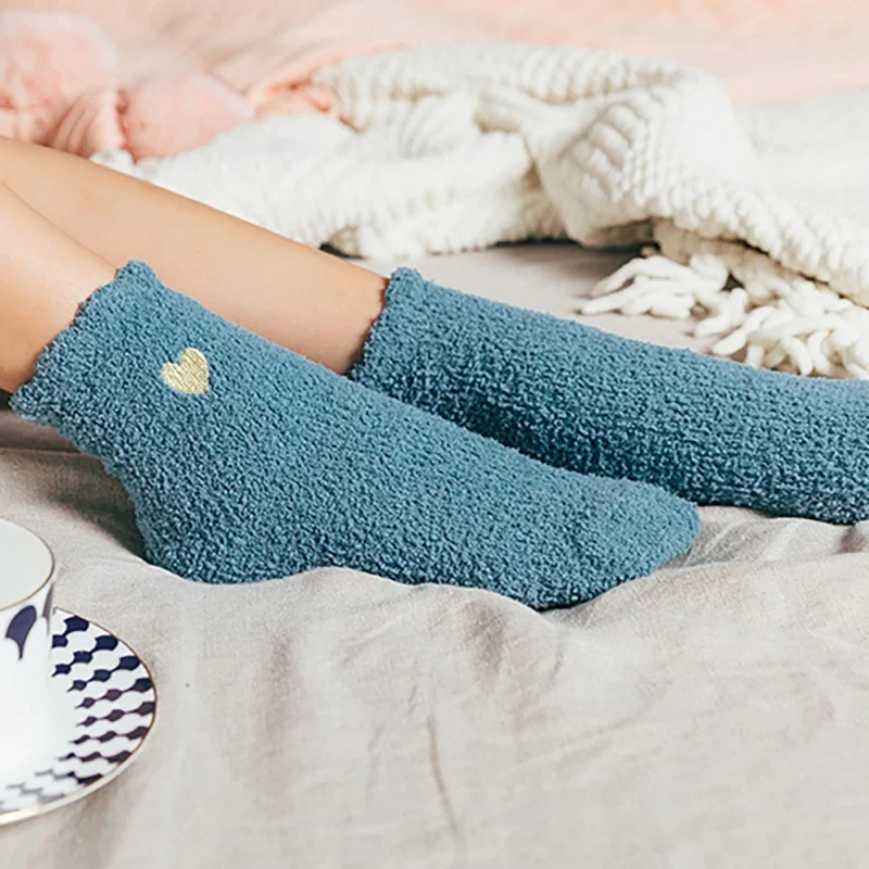 Осенне-зимние носки, новые шелковые носки с вышивкой в виде сердца кораллового цвета, толстые теплые домашние носки-тапочки для сна