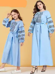 Новинка 2019 года; удобное платье для мамы и дочки в мусульманском стиле; светло-синее платье со шнуровкой и длинными рукавами