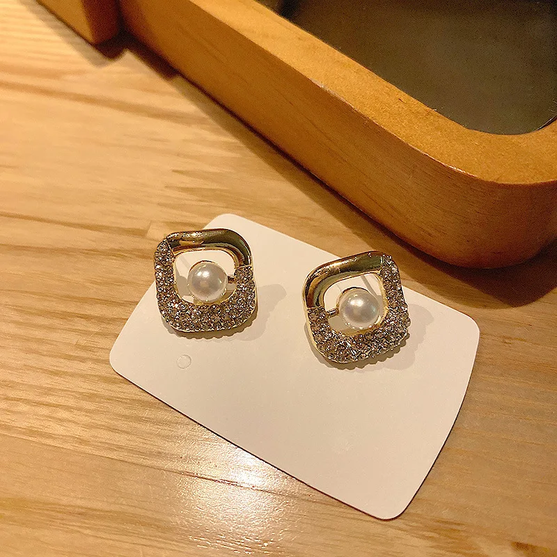 

2020 Geometric Pearl Hollow Square Earrings Korean Version of The Net Red Fashion and Elegant Temperament Earrings