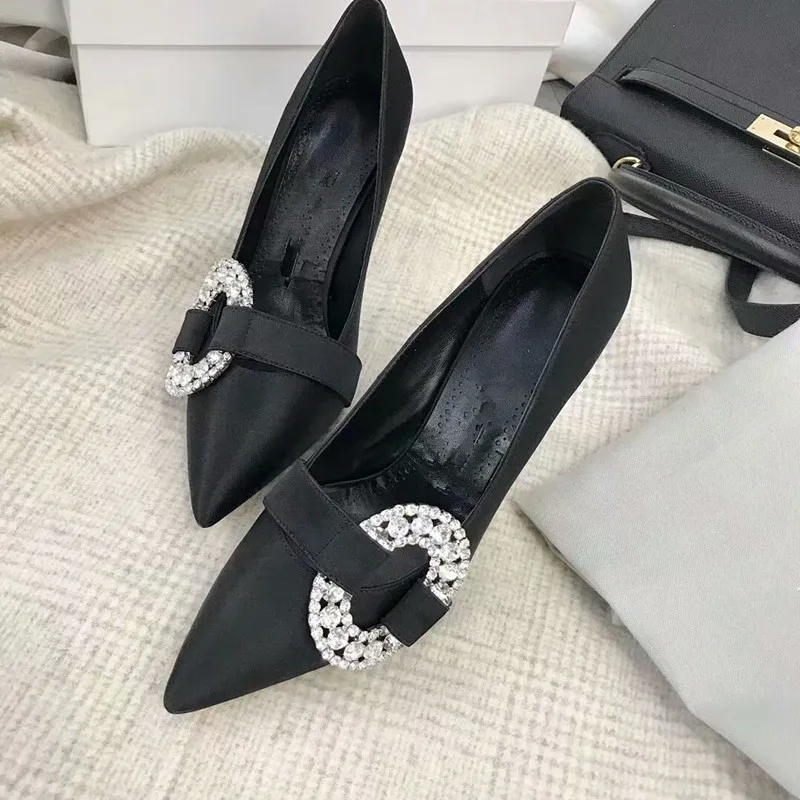 Женские туфли-лодочки; scarpe donna; женские туфли с острым носком на высоком каблуке; сезон осень; zapatos mujer; обувь с украшением в виде кристаллов; женские шелковые свадебные туфли с пряжкой
