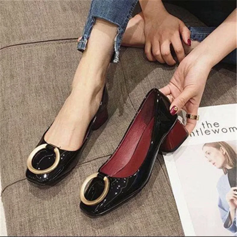Женские туфли-лодочки; женская обувь; chaussures femme; сезон осень; Zapatos De Mujer; женская обувь с металлическим украшением; туфли на высоком квадратном каблуке