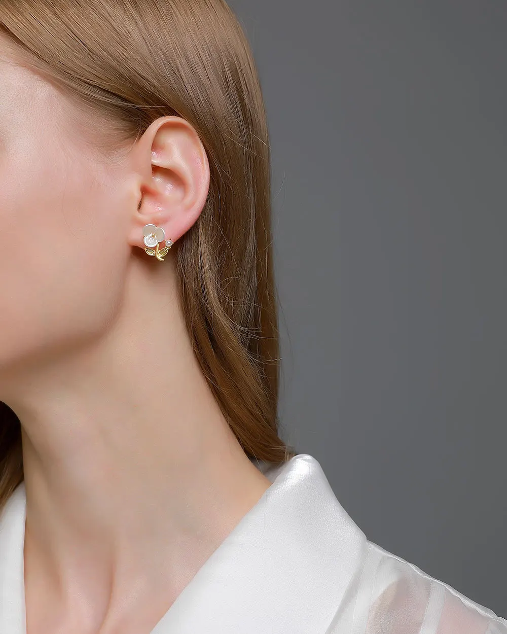 

Luxury Gold Color Flowers design Small Stud Earrings for Women Vintage Geometric Cute Floral Metal Earrings Jewelry Gift
