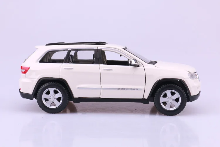 Maisto 1: 24 Пневматическая Пружина для джипа Grand Cherokee, брелок для автомобильных ключей, модель jeeprenegade модель маленького внедорожника