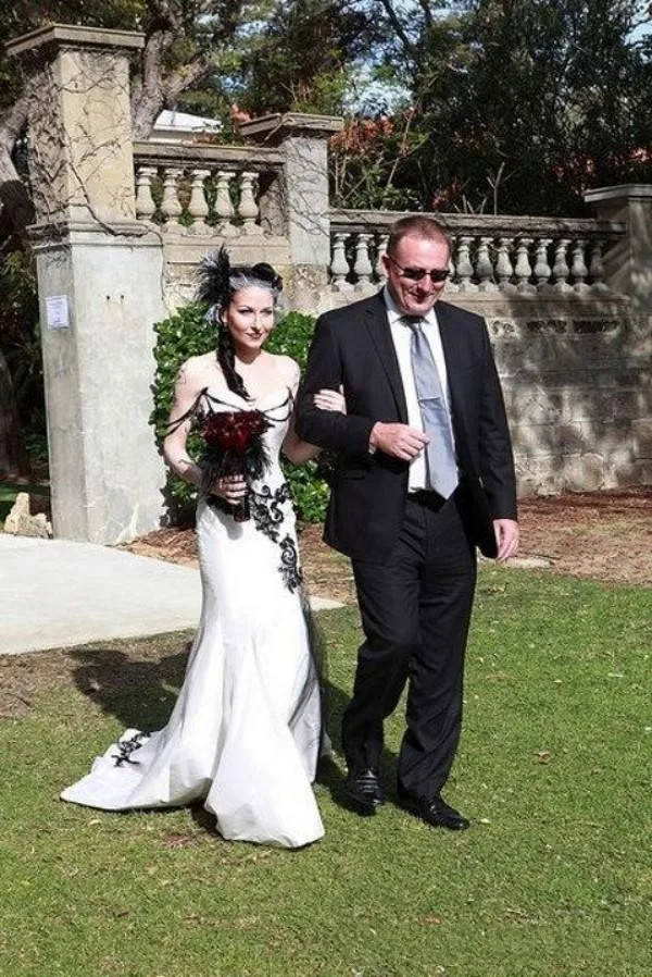 vintage-classic-gothic-wedding-dress-black-and-white-wedding-dresses-sweetheart-sleeveless-lace-appliques-corset-bridal-gowns-with-beading (1)_conew1