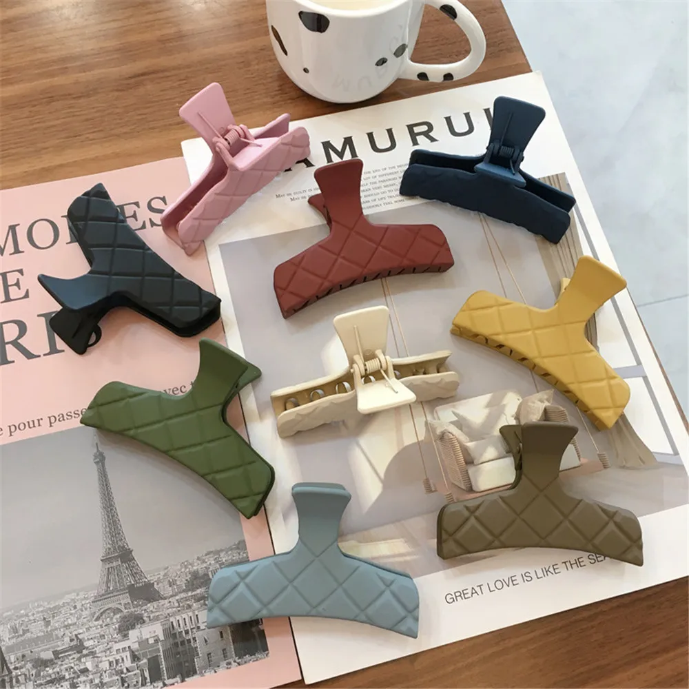 

Frosted Plastic Hair Claws Clip Acrylic Large Hair Crab Clamps Diy Hair Styling Tool Barrete Paid Hairpin Hair Accessories