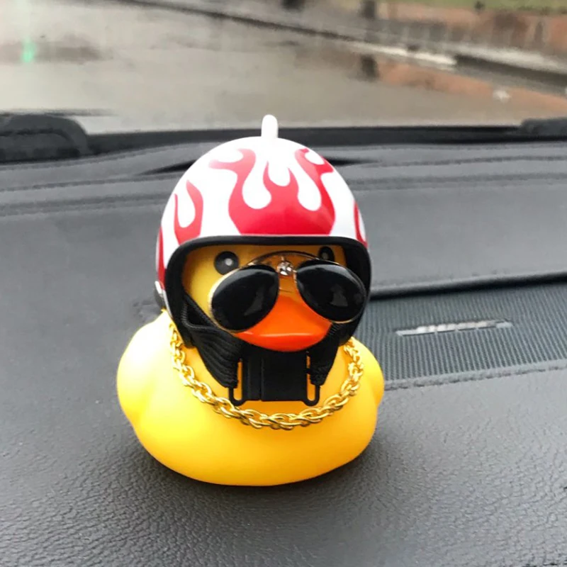 Gesellschaft schöne Ente in der Auto Ornament Autozubehör Innendekoration  Auto Armaturen brett Spielzeug mit Helm und Kette - AliExpress