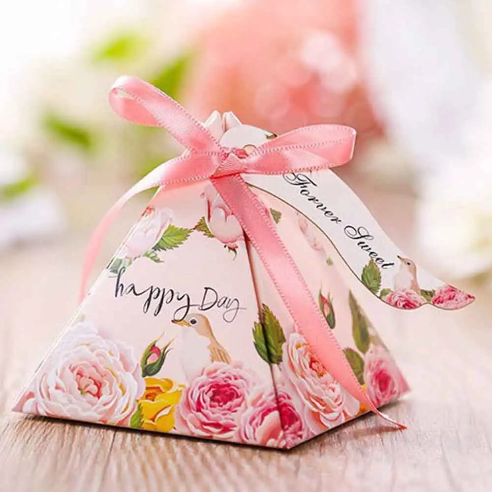 

50pcs 7.5*7.5CM European Wedding Candy Box Triangle Pyramid Wedding Party Favors Gifts Souvenir Boxes Birthday Party Supplies