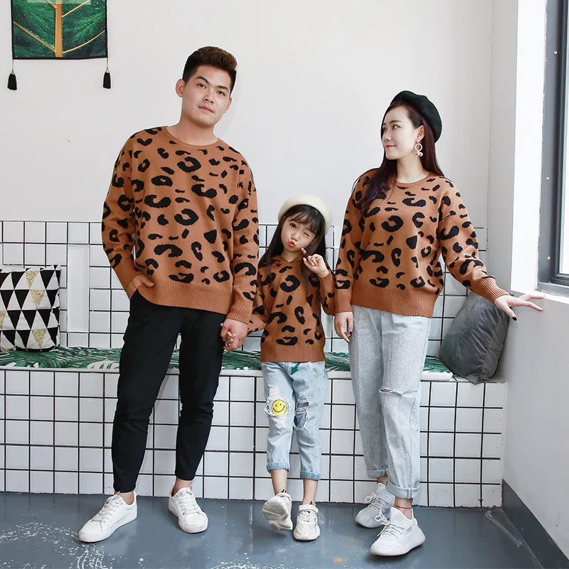 Рождественские леопардовые Семейные комплекты для папы, мамы, дочки и сына; одежда для мамы и дочки; вязаные свитера; парные наряды