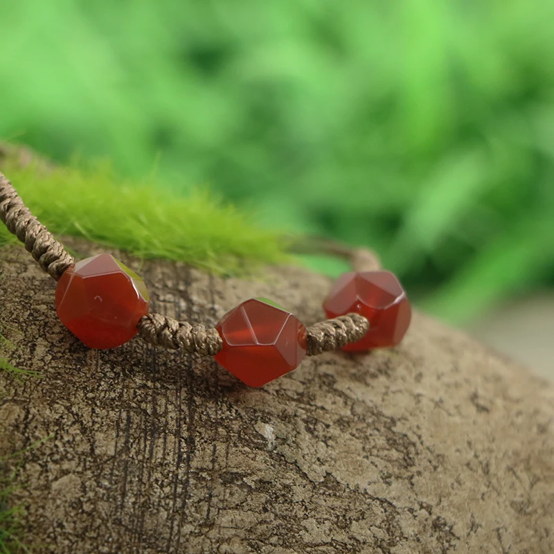 EDOTHALIA Плетеный вручную браслет с красным агатом и гранеными камнями женский для