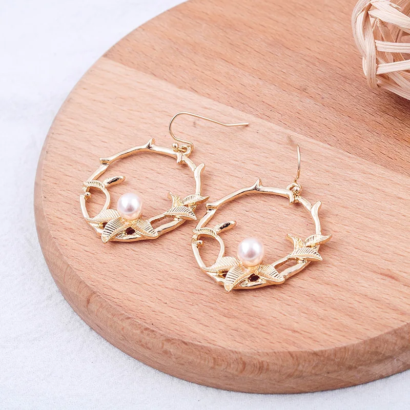 

Fashionable and Fresh Alloy Circle Inlays Pearl Earring Female Fashionable Trend New Fund Is Female Studs Flower