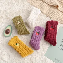 Женские коралловые бархатные носки Harajuku с вышивкой фруктов; зимние плотные однотонные домашние носки-тапочки для отдыха; удобные носки, сохраняющие тепло