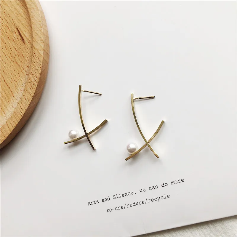 

2019 Korean Hot Fashion Jewelry Personality Irregular Metal Earrings Simple White Pearl Earrings for women gift