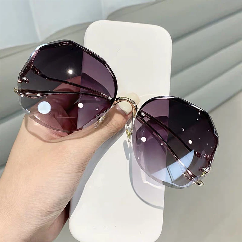 2021 Fashion Tea Gradient Sunglasses Women Ocean Water Cut Trimmed Lens Metal Curved Temples Sun Glasses Female UV400