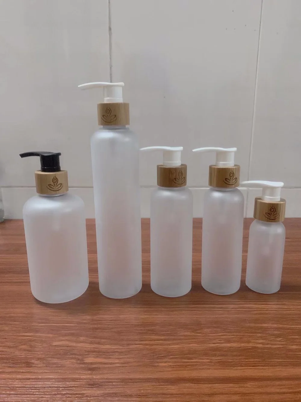 50pcs 250ml white PE press emulsion bottle lotion bottle with bamboo emulsion pump head shampoo/body wash,Sprayer bamboo bottles