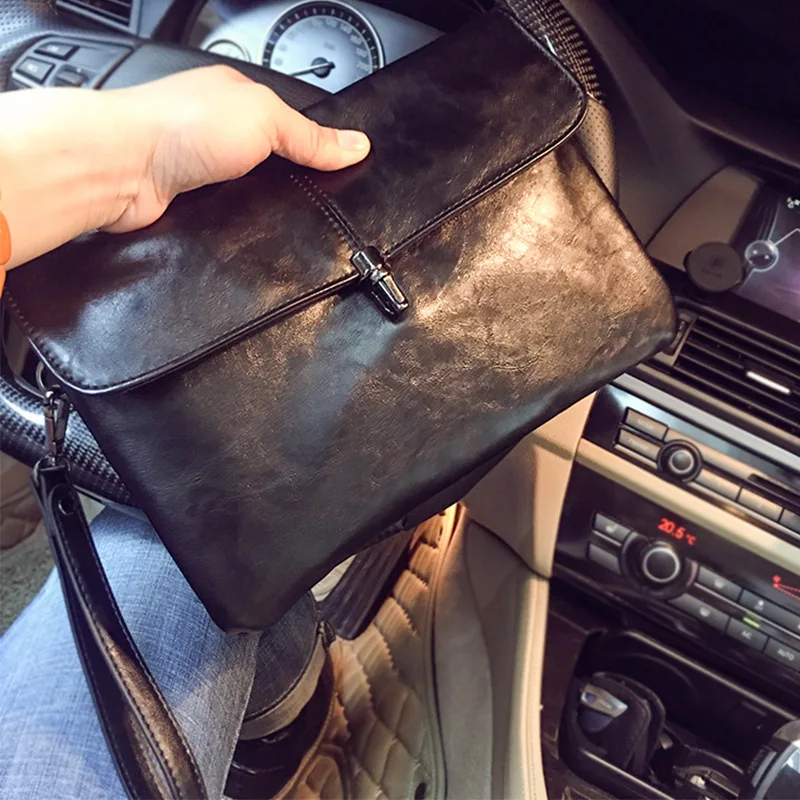 

The new man's hand holds the bag, the fashionable wrist bag, the Korean version of the trend bag.