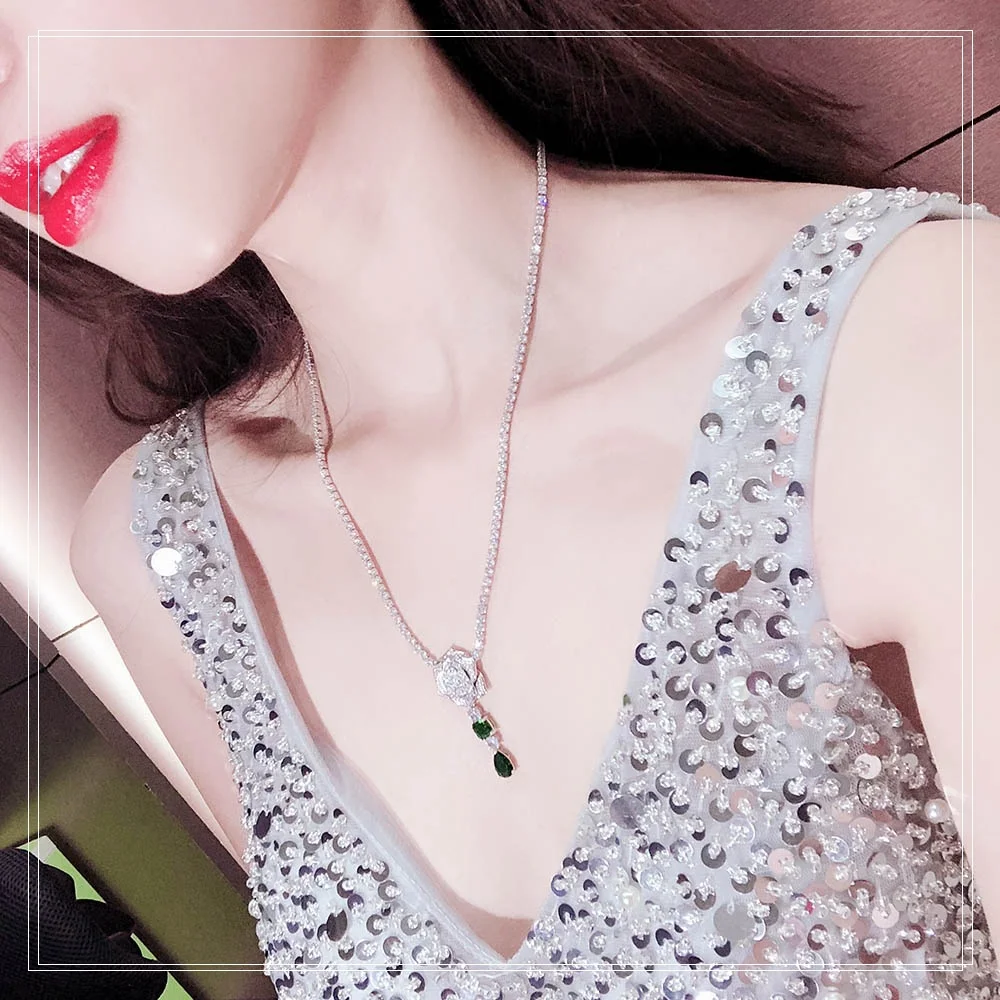 New High-End Fashion Grand Lady Banquet Necklace Women Accessories Green Dance Party Light Decoration Celebrit Luxury Designer