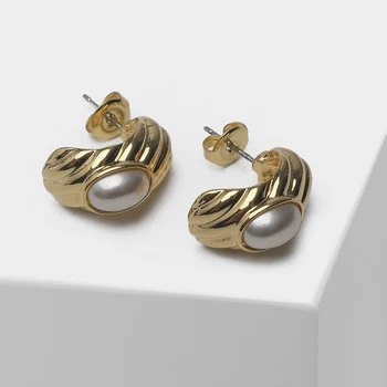 

Amorita boutique Stylish geometric design inlaid with faux pearl stud earrings