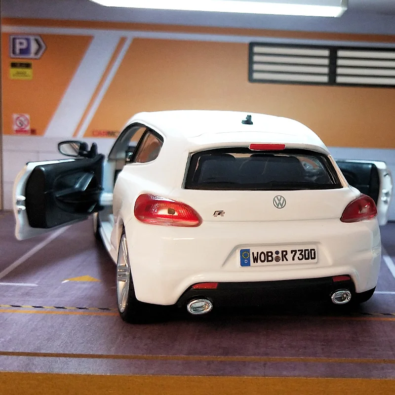 Модель автомобиля из сплава Bburago 1:24 Volkswagen Scirocco R белая|Наземный транспорт| |