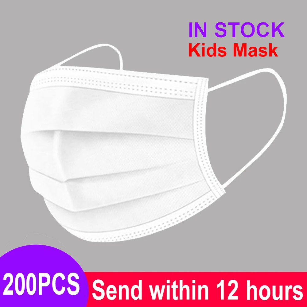 Personne portant un masque de protection respiratoire 3 plis, ajusté sur le visage.