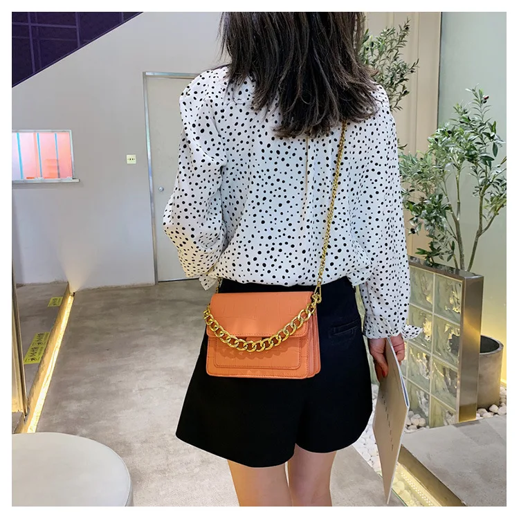 

New women's 2019 new alligator pattern, the golden chain, the single shoulder, the fashionable small square bag.