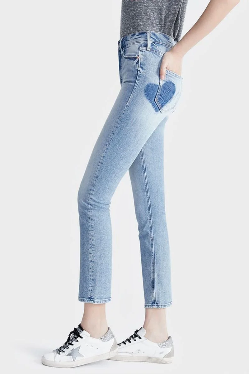 

Женские джинсы с эффектом потертости и высокой талией