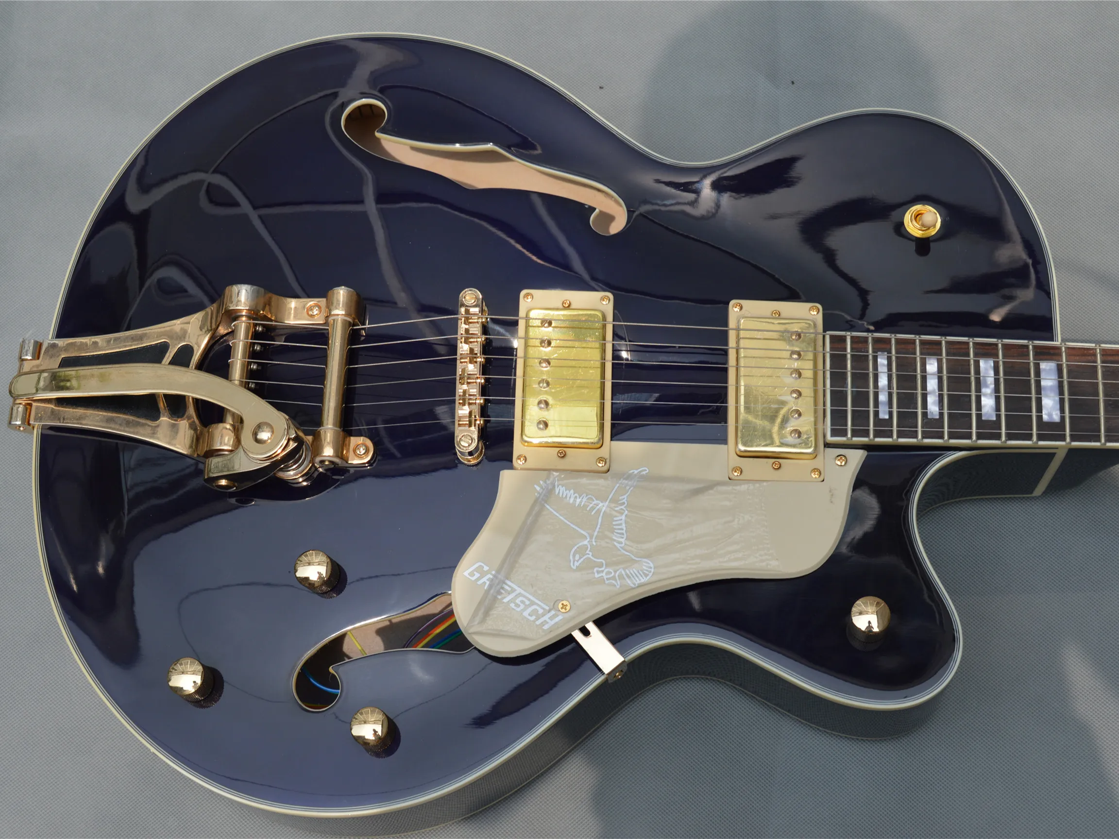 Высококачественная электрическая гитара синего цвета Золотая Bigsby Tremolo Заводская