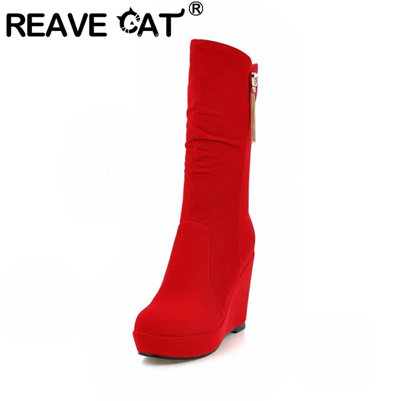 REAVE CAT/женские зимние теплые сапоги до середины икры на меху Повседневные Вечерние сапоги на платформе, с круглым носком, клинья флок, с кисточками, на молнии, черного и красного цвета A2776