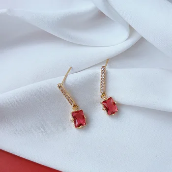

Zircon Micro Pave Elegant Red Versatile Ear Stud