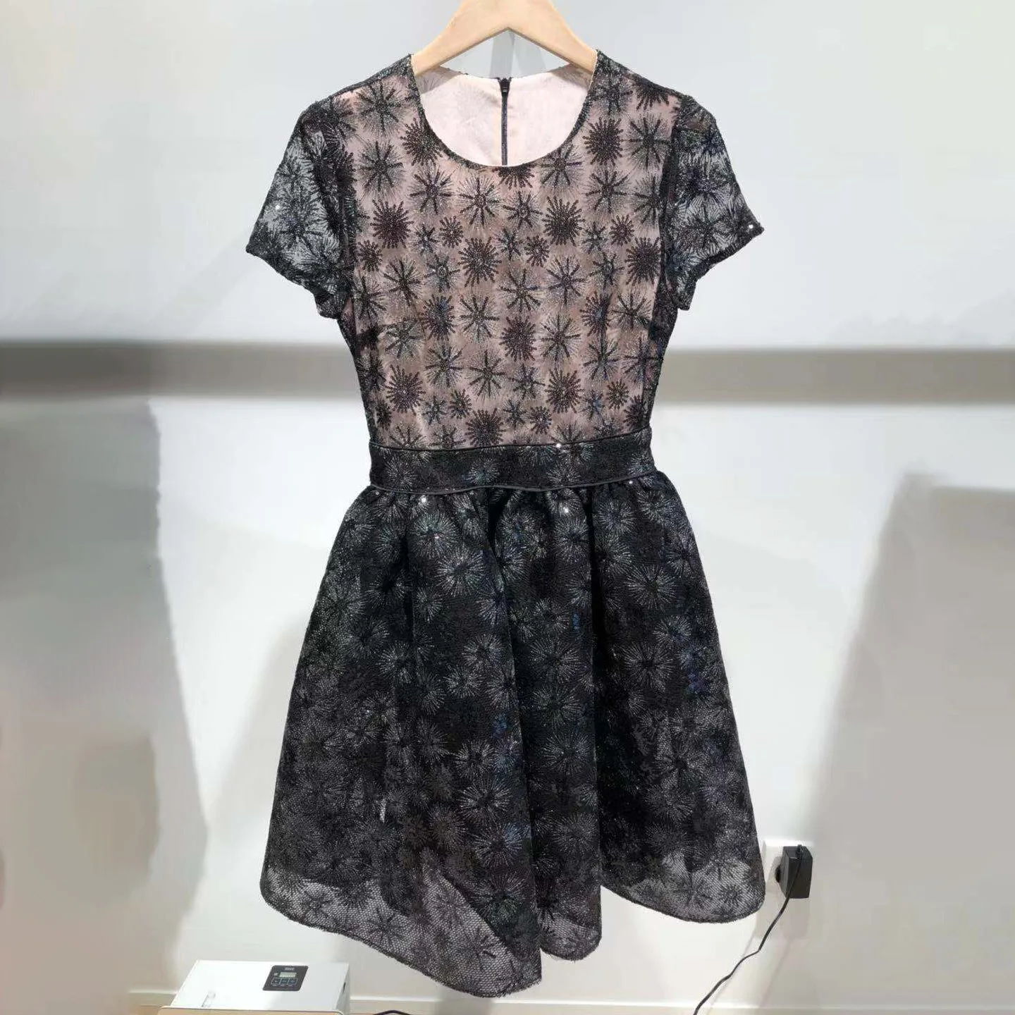Women Dress Autumn and Winter New Short-sleeved Stitching Slim Round Neck Sequin Embroidery Women's Dress