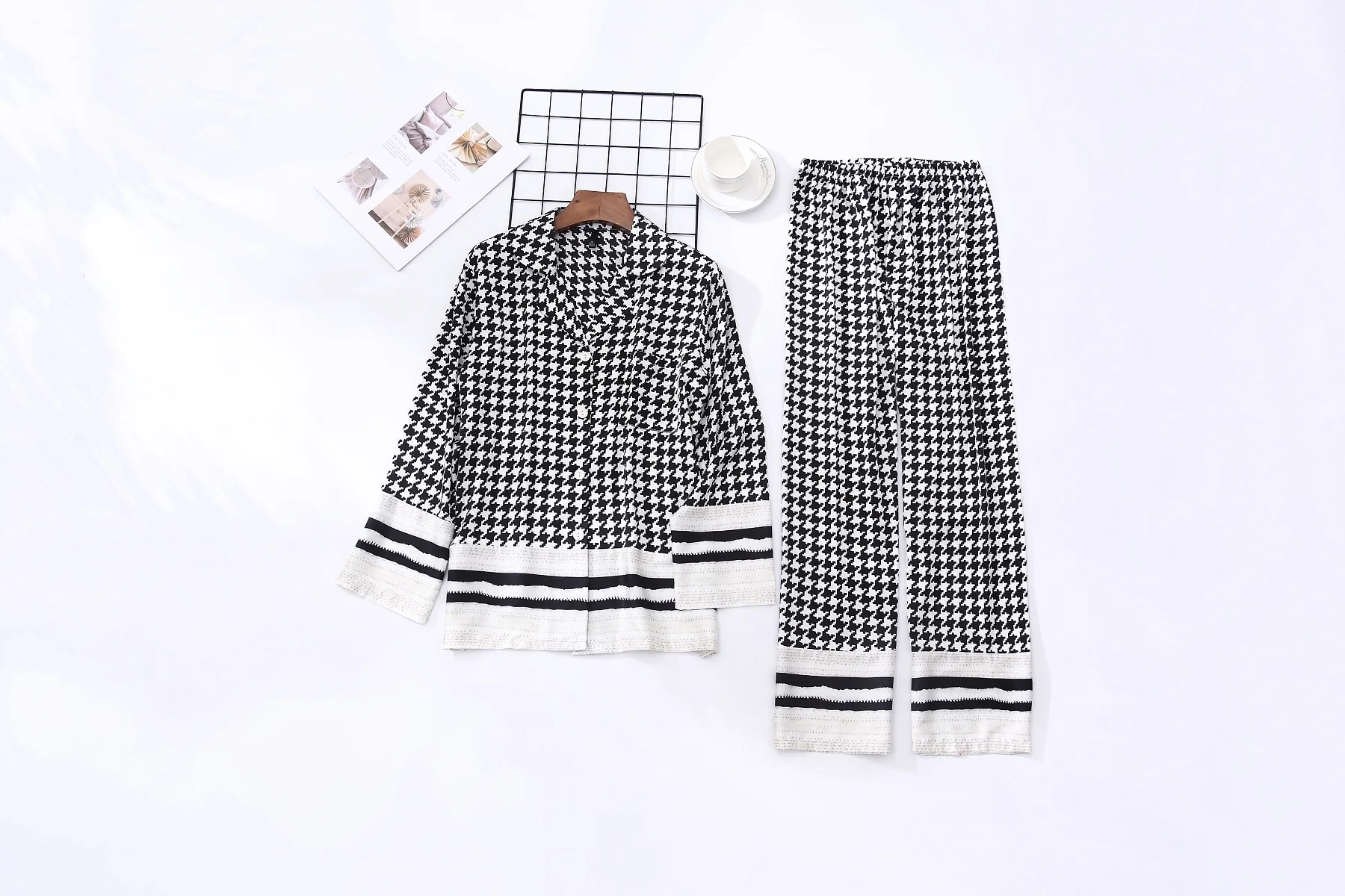 

Женский пижамный комплект из шифона и атласа, с принтом