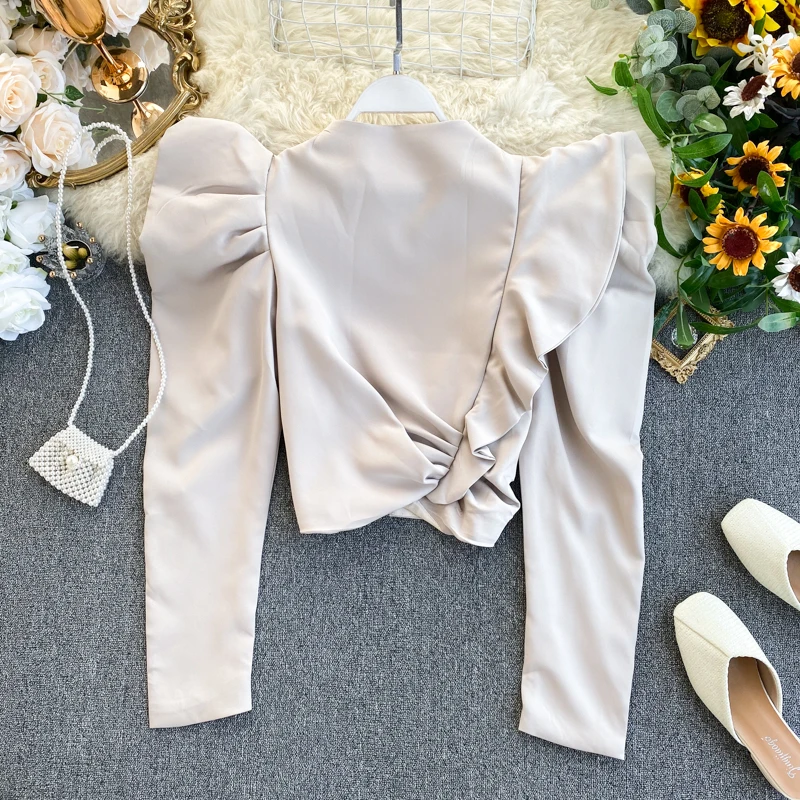 Женская куртка с оборками ALPHALMODA короткая приталенная длинными рукавами на