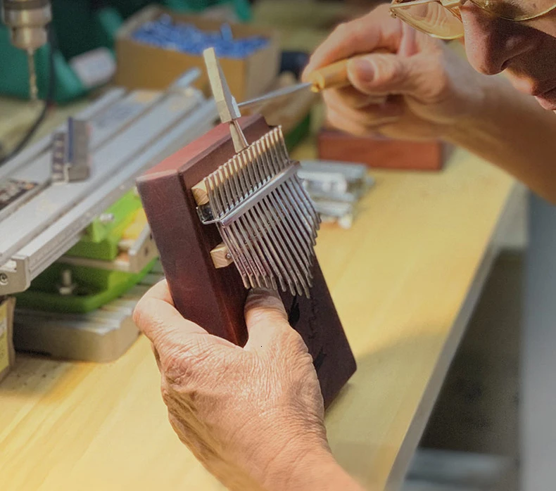 Превосходное качество звука 17 клавиш Kalimba большой палец пианино из красного дерева вся доска палец пианино твердой древесины студента клавиатура инструмент