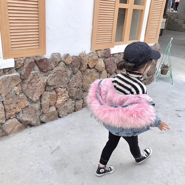 Новая модная зимняя джинсовая куртка для маленьких девочек, теплая бархатная верхняя одежда с капюшоном и натуральным мехом для девочек, пальто для маленьких девочек 2-6 лет - Цвет: Pink