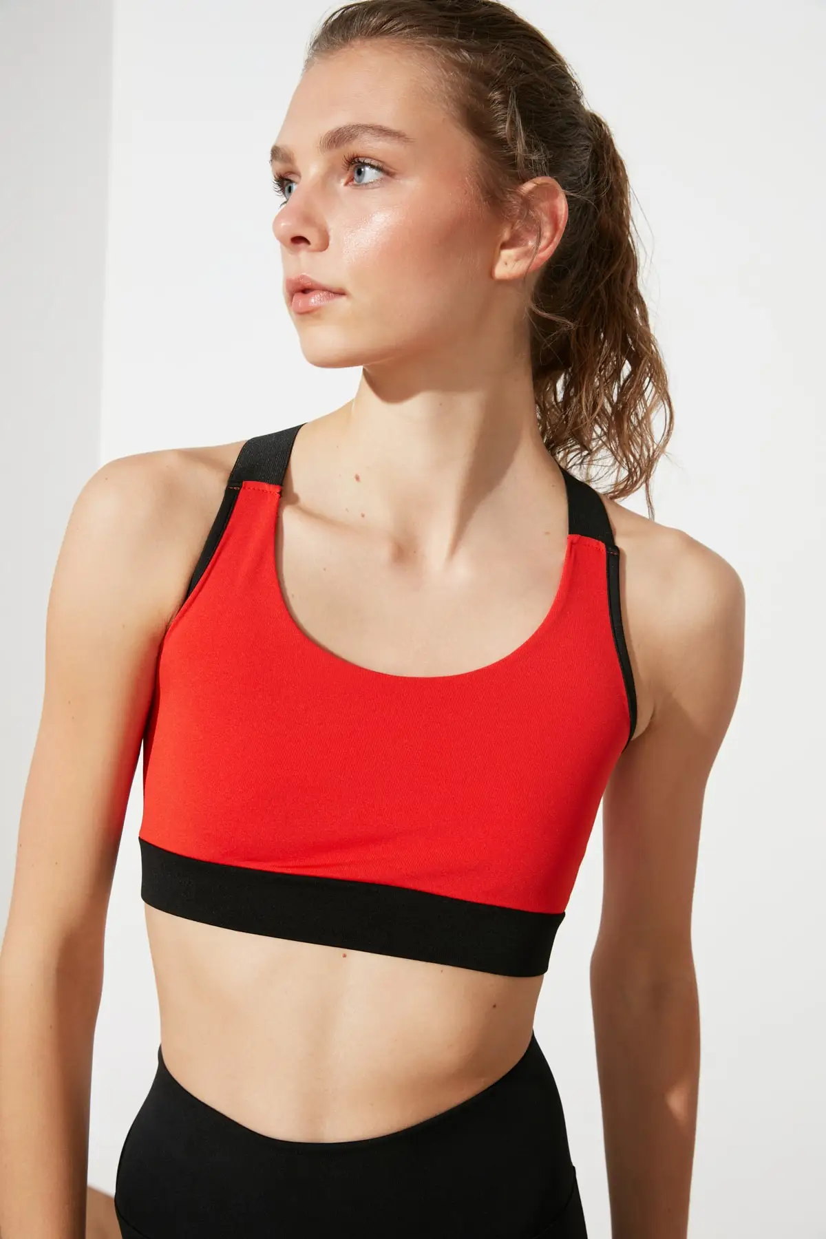 Спортивные топы с перекрещивающимися полосками Trendyol TWOSS20SS0023 | Спорт и
