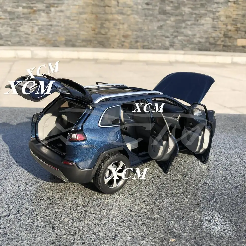 Литая модель автомобиля для нового Cherokee 1:18(синий)+ маленький подарок