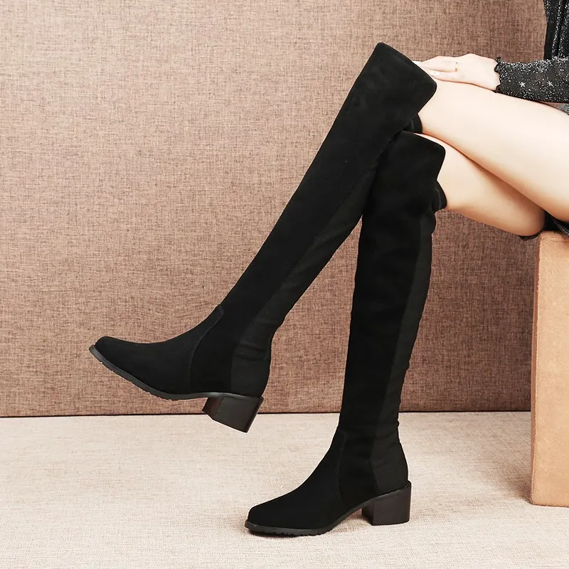 Для женщин Натуральная кожаные Замшевые Сапоги выше колена на среднем каблуке; удобные зимние ботинки с высоким голенищем черного цвета Тонкий сапоги В рыцарском стиле;