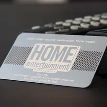 Выдалбливают/вырезают из нержавеющей стали металлические визитные карточки