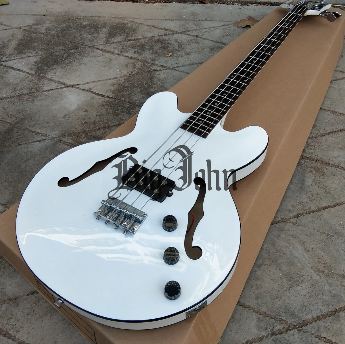 White Semi-hollow Body 4 strings Electric Bass Guitar Chrome
