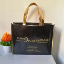 500 шт/партия 30Hx40x10cm рекламный дизайн на заказ черная/золотая металлическая фольга Глянцевая PP Нетканая хозяйственная сумка с вашим логотипом