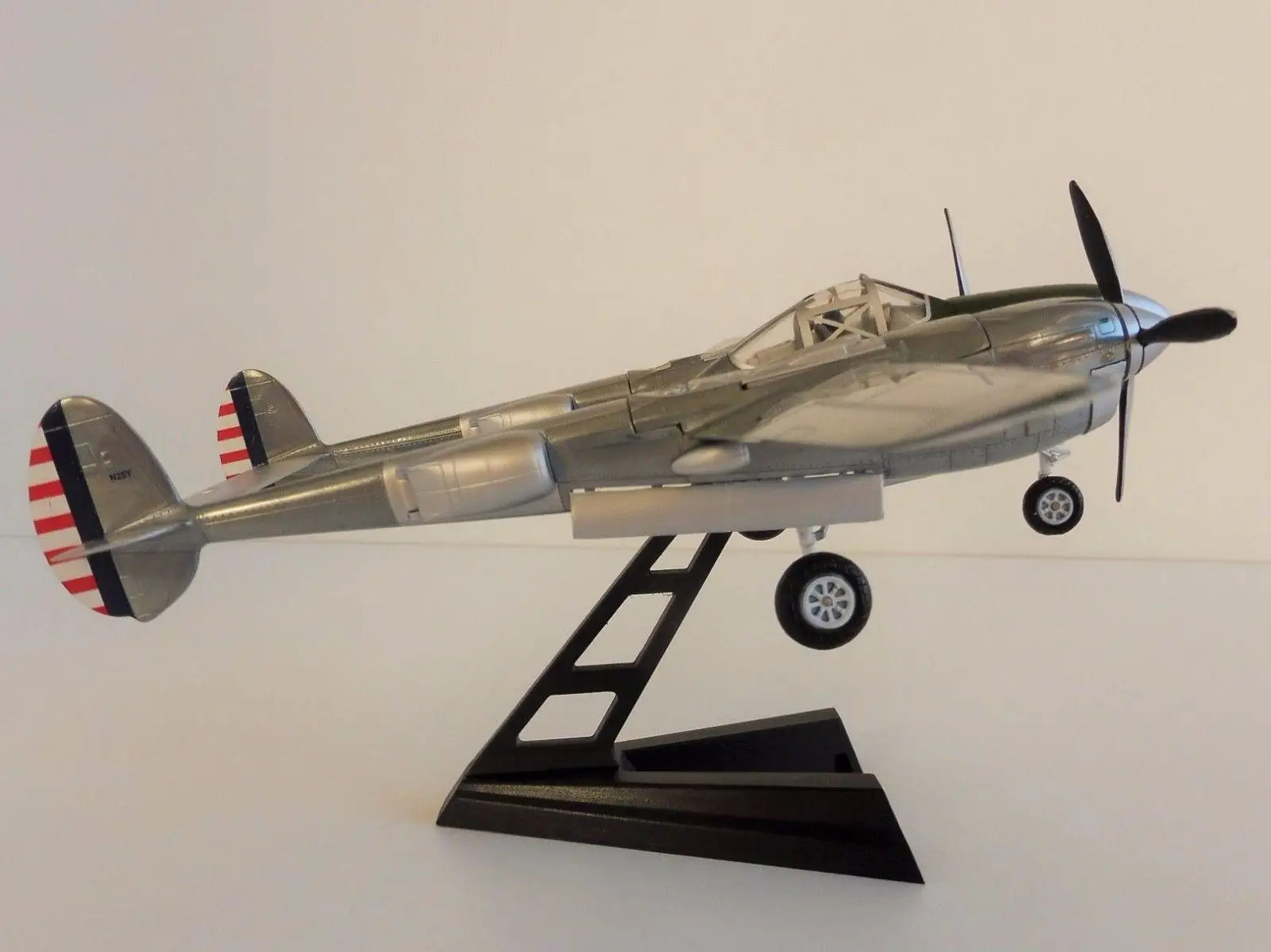 Второй мировой войны Herpa USAAF P-38J Летающий красный бык 1/72 литой самолет модель самолета