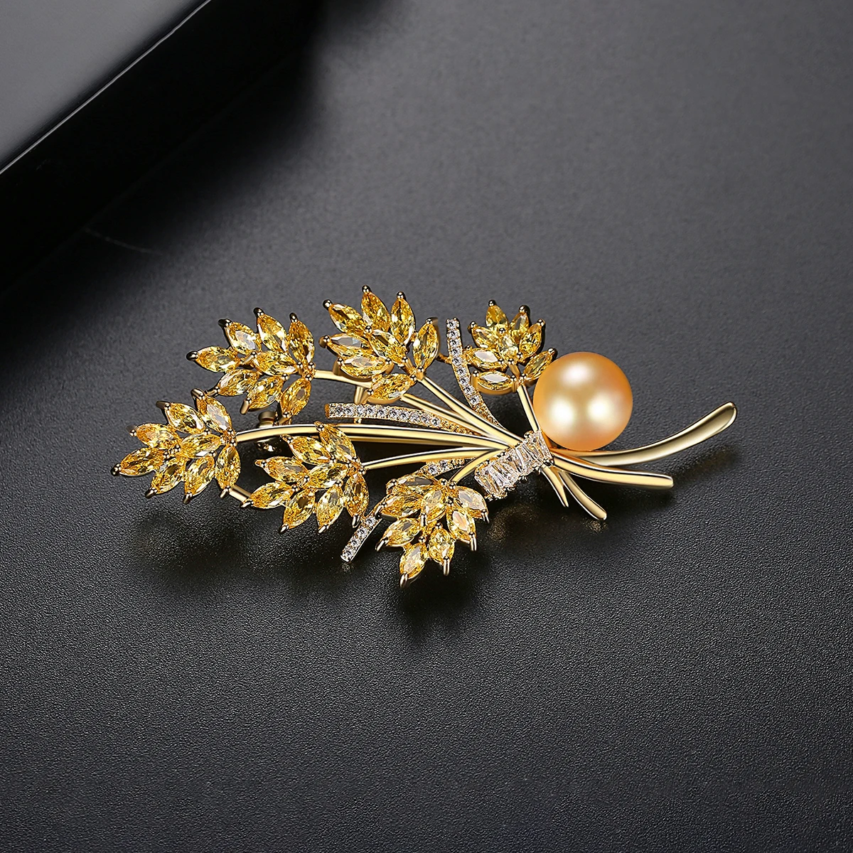 LUOTEEMI Pearl Flower Brooch for Women Fashion Jewelry CZ Brooch Pin Fashion Dress Coat Accessories Cute Jewelry Christmas Gift
