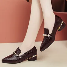 Женские туфли с острым носком на квадратном каблуке с узором «крокодиловая кожа»; элегантные женские осенние туфли из небольшой кожи; туфли на низком каблуке с круглым носком; topuklu