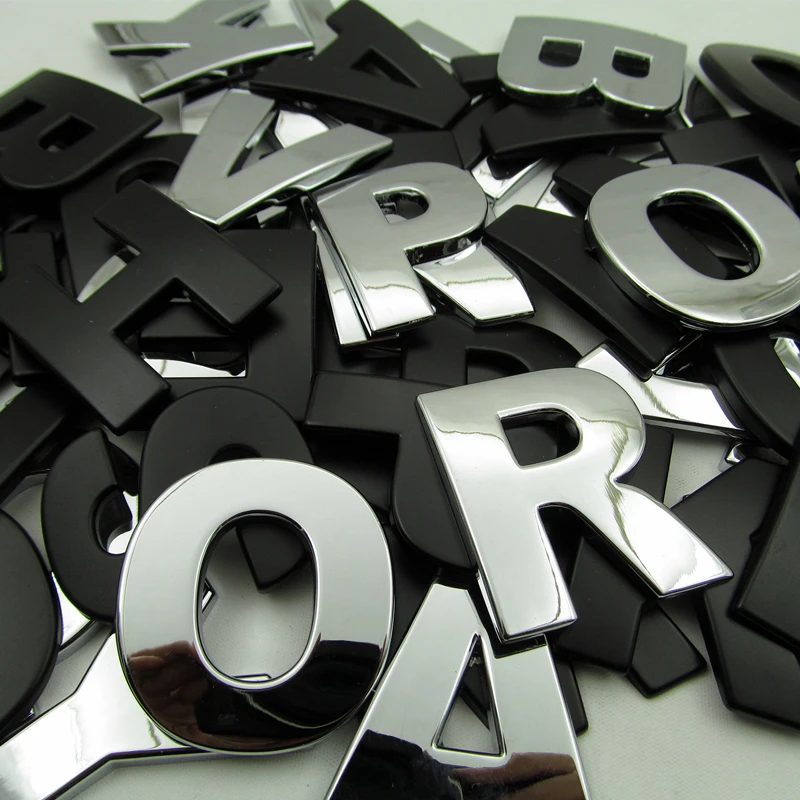 металлические буквы на автомобиль. буквы цифры наклейки на авто. наклейка металлические буквы. шрифты для автомобиля. машина с буквой м на значке.