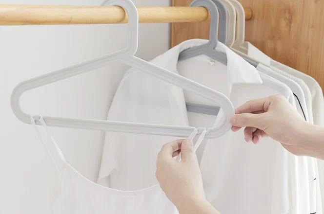 Dry and wet non-trace bearing household high tenacity more durable anti-skid good flexibility coat hanger J05