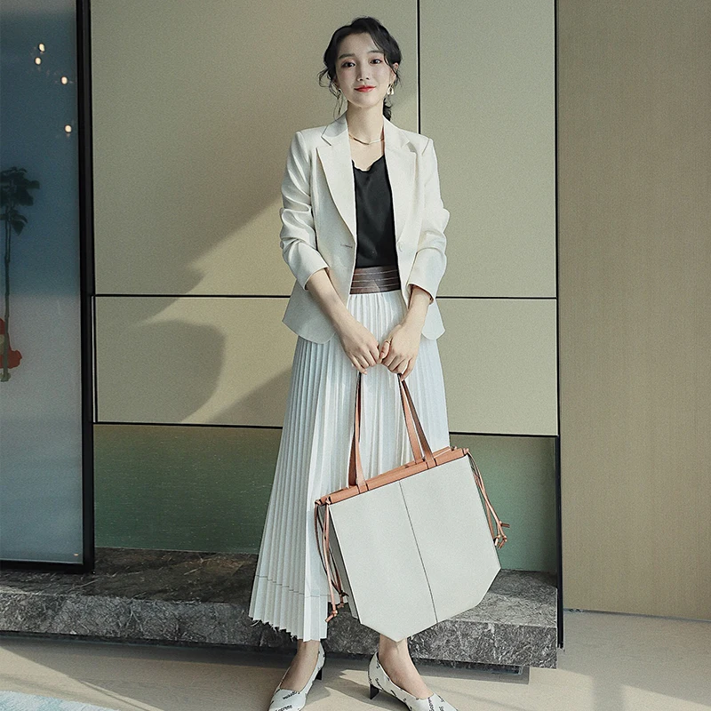 Рисунок 2 - Женский офисный деловой костюм