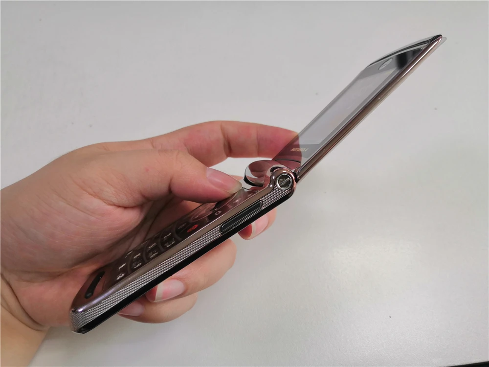 V9 100% Original Motorola RAZR2 V9 GSM 2.2Inches 2MP Camera Bluetooth Java Cellphone Flip Unlocked Mobile Phone iphone 11 refurbished