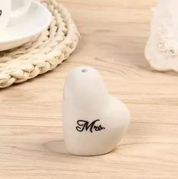 

Hot Sell wedding gift wedding heart-shaped cartoon dress seasoning pot salt and pepper pot