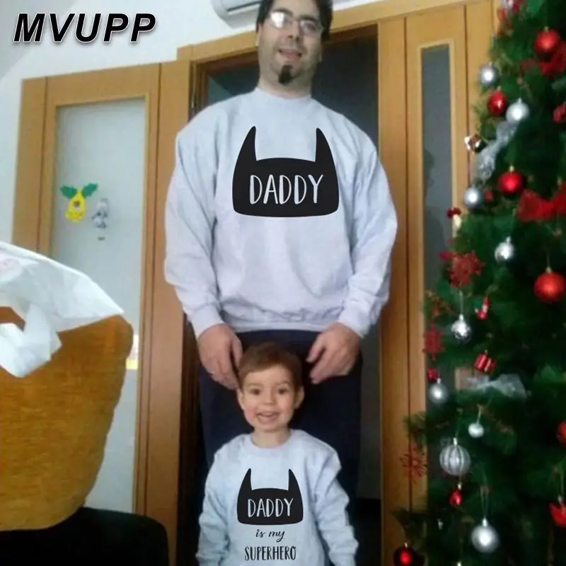Папа и надписью «Me» и «Mini Me» Футболки с дизайном «Бэтмен» Семейные комплекты свитеров для папы и сына толстовки папа Толстовки для маленьких мальчиков Семейные пижамы